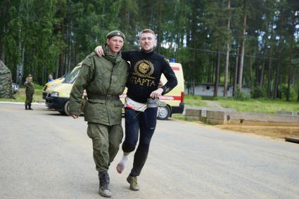 Участник военно-спортивной игры \"Гонка героев\" травмированый во время прохождения полосы препятствий. Танковый полигон 32-го военного городка. Екатеринбург