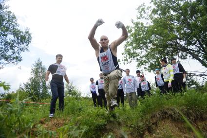 Участники военно-спортивной игры \"Гонка героев\", во время преодоления рва. Танковый полигон 32-го военного городка. Екатеринбург