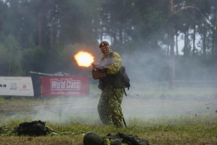 Военнослужащие разведроты во время показательного рукопашного боя, перед началом военно-спортивной игры \"Гонка героев\" на полигоне 32-го военного городка. Екатеринбург