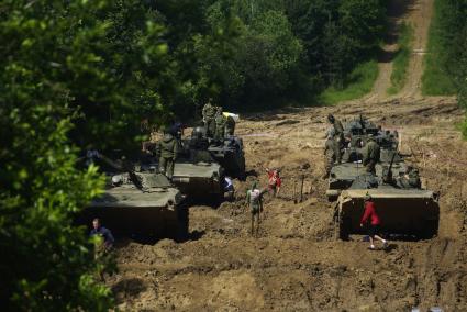 Участники военно-спортивной игры \"Гонка героев\", во время преодоления очередного препятствия. Танковый полигон 32-го военного городка. Екатеринбург