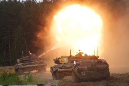 Выстрел из танка Т-72 во время показательного выступления, перед началом военно-спортивной игры \"Гонка героев\" на полигоне 32-го военного городка. Екатеринбург