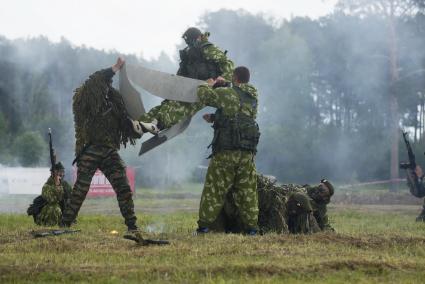 Военнослужащие разведроты во время показательного рукопашного боя, перед началом военно-спортивной игры \"Гонка героев\" на полигоне 32-го военного городка. Екатеринбург