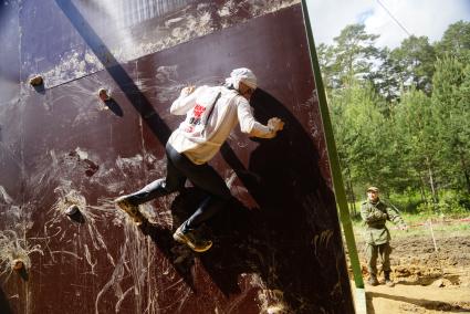 Участники военно-спортивной игры \"Гонка героев\", во время преодоления скалодрома. Танковый полигон 32-го военного городка. Екатеринбург