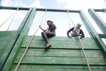 Участники военно-спортивной игры \"Гонка героев\", во время преодоления полосы препятствий. Танковый полигон 32-го военного городка. Екатеринбург