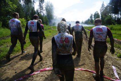 Участники военно-спортивной игры \"Гонка героев\", во время преодоления очередного препятствия. Танковый полигон 32-го военного городка. Екатеринбург