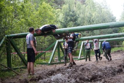 Участники военно-спортивной игры \"Гонка героев\", во время преодоления очередного препятствия. Танковый полигон 32-го военного городка. Екатеринбург