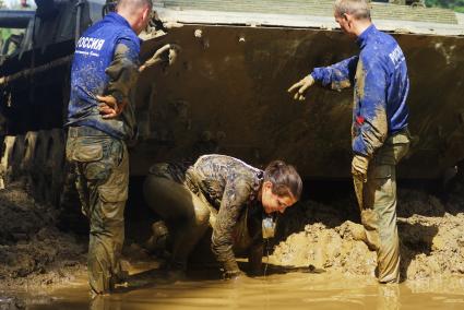 Участники военно-спортивной игры \"Гонка героев\", во время преодоления очередного препятствия. Танковый полигон 32-го военного городка. Екатеринбург