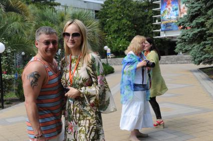 Сочи. XXVI Открытый российский кинофестиваль `Кинотавр`. День третий. Ресторатор Антон Табаков с супругой Анжеликой.