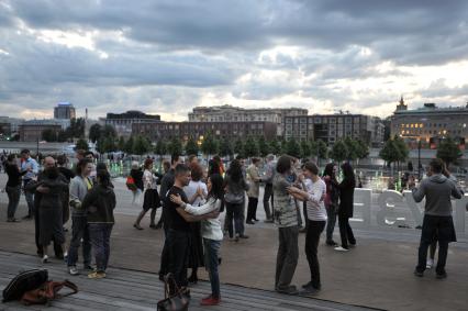 Москва. Танцплощадка в парке искусств `Музеон`.