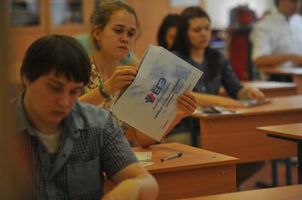 Москва. Школьники во время сдачи единого госэкзамена по истории в школе # 1465.