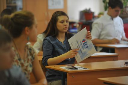 Москва. Школьники во время сдачи единого госэкзамена  по истории в школе # 1465.