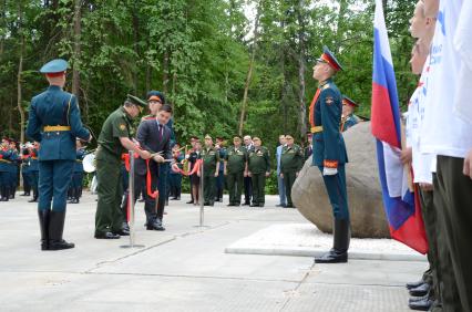 Московская область. п.Кубинка. Министр обороны РФ Сергей Шойгу (второй слева) и губернатор Московской области Андрей Воробьев (третий слева) на торжественной церемонии закладки памятного камня на месте строительства военно-патриотического парка культуры и отдыха Вооруженных Сил РФ `Патриот`.