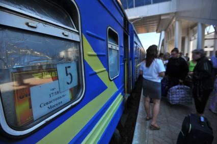 Симферополь. Пассажиры заходят в вагон поезда `Севастополь-Москва`.