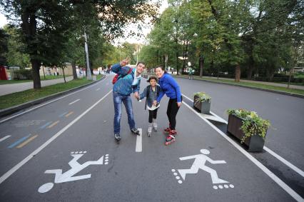 Москва. Дорожка для роллеров в парке `Сокольники`.