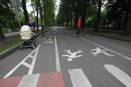 Москва. `Лежачий полицейский` на дорожках для велосипедистов и роллеров в парке `Сокольники`.