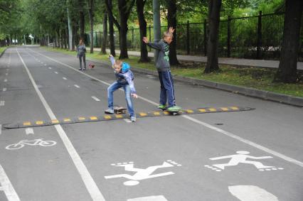 Москва. `Лежачий полицейский` на дорожках для велосипедистов и роллеров в парке `Сокольники`.