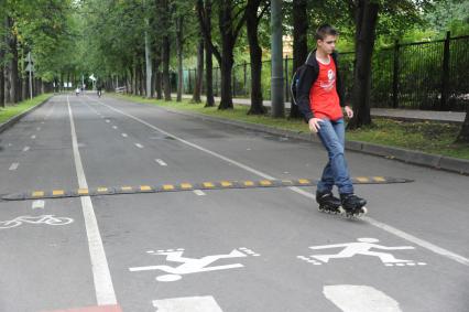 Москва. `Лежачий полицейский` на дорожках для велосипедистов и роллеров в парке `Сокольники`.