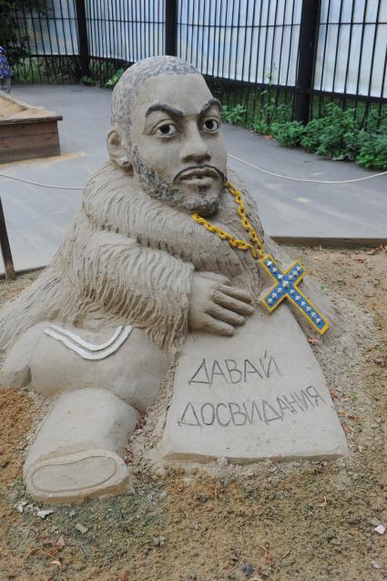 Москва. Фестиваль песчаных скульптур `Арт Песок` в парке `Сокольники`. Песчаная скульптура певца Тимати.