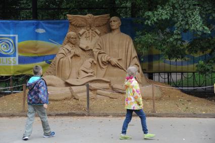 Москва. Фестиваль песчаных скульптур `Арт Песок` в парке `Сокольники`. Песчаные скульптуры персонажей Гарри Поттера и Лорда Волнад де Морта из серии фильмов о Гарри Поттере.