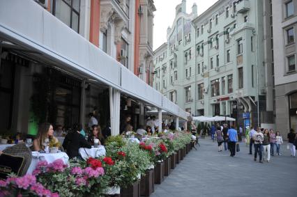 Москва. Летнее кафе на улице Кузнецкий мост.