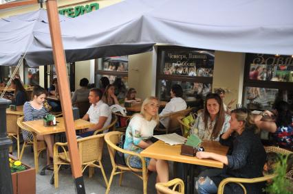 Москва. Летнее кафе в Камергерском переулке.