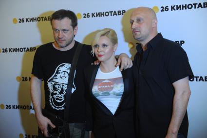 Сочи. XXVI Открытый российский кинофестиваль `Кинотавр`. День четвертый. Режиссер Василий Сигарев, актеры Яна Троянова и Гоша Куценко (слева направо) перед показом фильма Василия Сигарева `Страна Оз`.