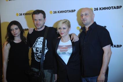 Сочи. XXVI Открытый российский кинофестиваль `Кинотавр`. День четвертый. Актриса Алиса Хазанова, режиссер Василий Сигарев, актеры Яна Троянова и Гоша Куценко (слева направо) перед показом фильма Василия Сигарева `Страна Оз`.