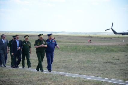 Воронежская область. Справа налево: главнокомандующий Военно-воздушными силами (ВВС) РФ, генерал-полковник Виктор Бондарев, министр обороны РФ Сергей Шойгу, статс-секретарь, заместитель министра обороны РФ Николай Панков и губернатор Воронежской области Алексей Гордеев во время международного конкурса летных экипажей ВВС `Авиадартс-2014` на полигоне `Погоново`.