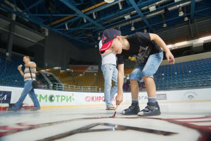 Перед закрытием сезона 2014/2015 горожане раскрасили лед, на ледовой арене, где проходили домашние игры ХК \"Автомобилист\". Спортивный комплекс \"Уралец\". Екатеринбург