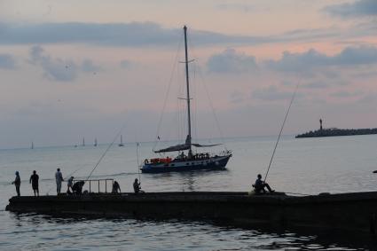 Сочи. Рыбаки ловят рыбу в Черном море.