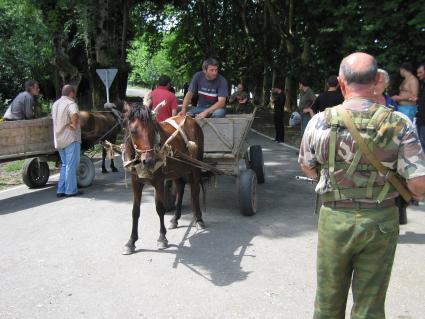 Грузия. с.Дарчели. Абхазские военнослужащие и местное население.