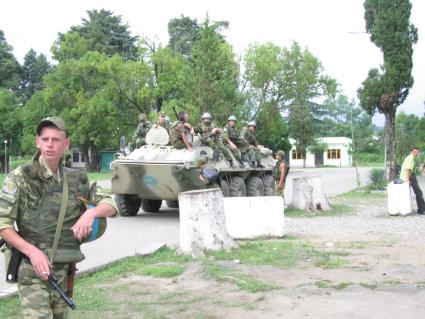 Абхазия. Сухуми. Российские военнослужащие едут на бтр.