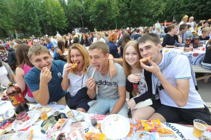 Москва. Масштабная семейная акция `Всероссийское застолье` в Парке `Сокольники`.