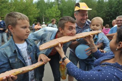 Москва. Масштабная семейная акция `Всероссийское застолье` в Парке `Сокольники`.