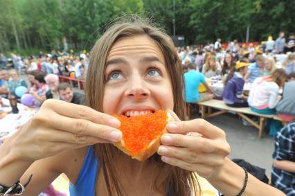 Москва. Корреспондент КП Юлия Хожателева во время масштабной семейной акции `Всероссийское застолье` в Парке `Сокольники`.