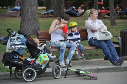 Москва. Девушка ест китайскую лапшу в Парке `Сокольники`.