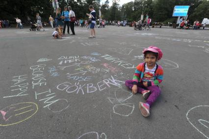 Москва. Девочка рисует мелом на асфальте в Парке `Сокольники`.