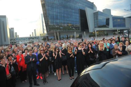 Москва. Поклонники и близкие провожают аплодисментами катафалк с телом певицы Жанны Фриске на церемонии прощания перед зданием Крокус Сити Холл.