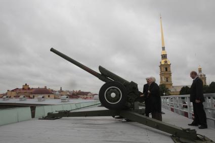 Санкт-Петербург. Актриса Светлана Крючкова совершила полуденный выстрел из пушки с бастиона Петропавловской крепости в день своего 60-летия.