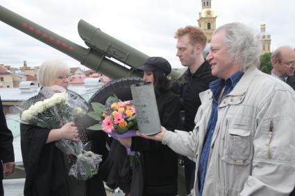 Санкт-Петербург. Актриса Светлана Крючкова совершила полуденный выстрел из пушки с бастиона Петропавловской крепости в день своего 60-летия. Слева направо: Светлана Крючкова, невестка С.Крючковой, сын С.Крючковой, супруг Александр.