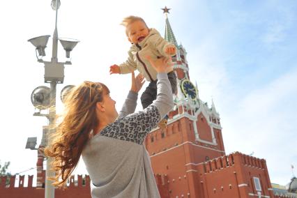 Москва. Девушка с ребенком на Красной площади.