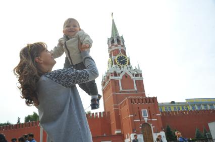 Москва. Девушка с ребенком на Красной площади.