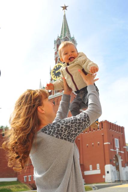 Москва. Девушка с ребенком на Красной площади.