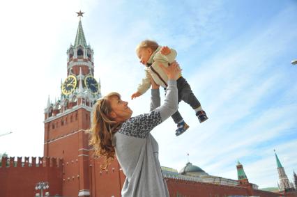 Москва. Девушка с ребенком на Красной площади.