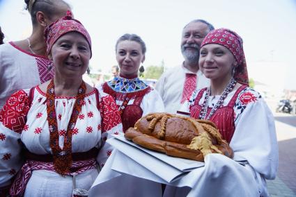 Женщины в традиционных русских нарядах держат каравай, перед встречей самолета, в котором доставят ковчег с мощами великомученика Георгия Победоносца, с горы Афон в Греции. Аэропорт \"Кольцово\". Екатеринбург