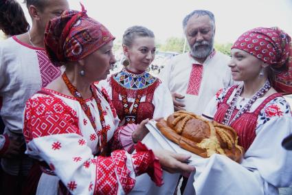 Женщины в традиционных русских нарядах держат каравай, перед встречей самолета, в котором доставят ковчег с мощами великомученика Георгия Победоносца, с горы Афон в Греции. Аэропорт \"Кольцово\". Екатеринбург