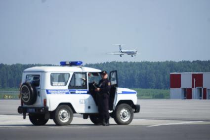 Полицейский УАЗ на летном поле, во время встречи самолета, в котором доставят ковчег с мощами великомученика Георгия Победоносца, с горы Афон в Греции. Аэропорт \"Кольцово\". Екатеринбург