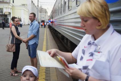 ЖД железнодорожный вокзал отправка поезд РЖД сумка пассажир проводница влюбленные прощаются объятия расставание