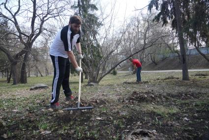 Мэр Екатеринбурга и бывший руководитель фонда \"город без наркотиков\" Евгений Ройзман (в красной футболке) во время общегородского субботника, прибирает территорию в дендрологическом парке. Екатеринбург