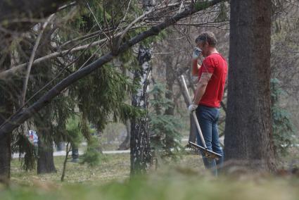 Мэр Екатеринбурга и бывший руководитель фонда \"город без наркотиков\" Евгений Ройзман во время общегородского субботника, прибирает территорию в дендрологическом парке. Екатеринбург